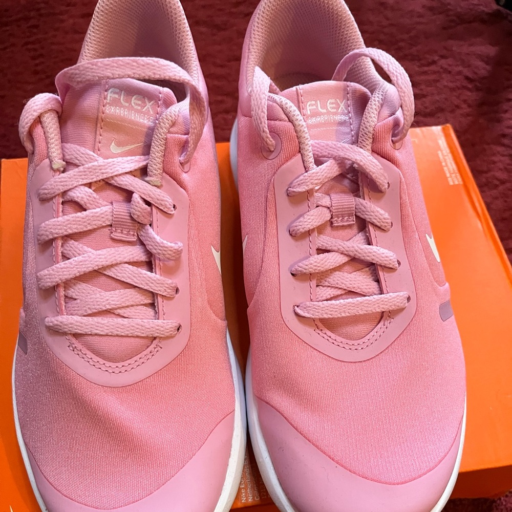 Nike sneakers pink